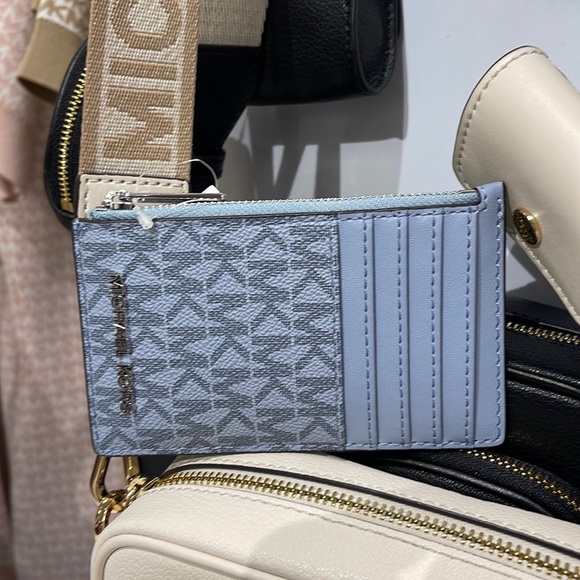 Michael Kors Jet Set Travel Medium Top Zip Card Case Wallet

Pale Blue 
NWT - Picture 15 of 16